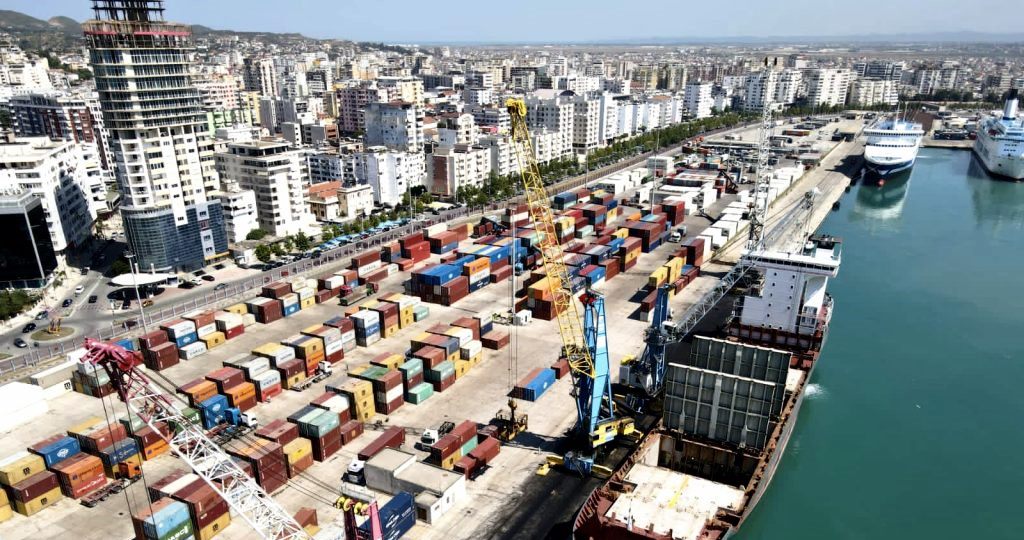 Mbyllja e fabrikave ngadaleson eksportet ne tetor, thellohet deficiti tregtar